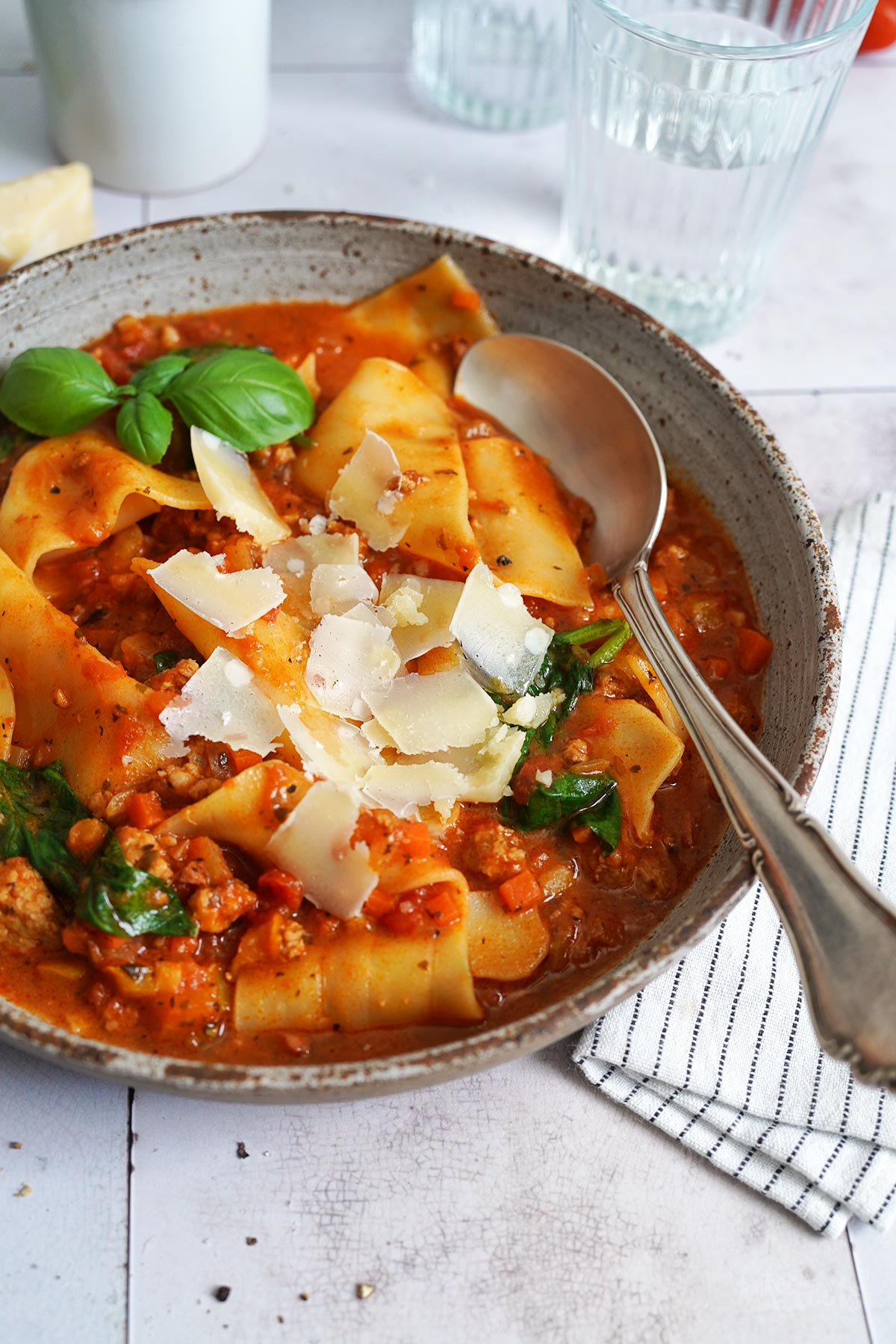 Lasagne Suppe mit Bratwürsten & Spinat | Bake to the roots