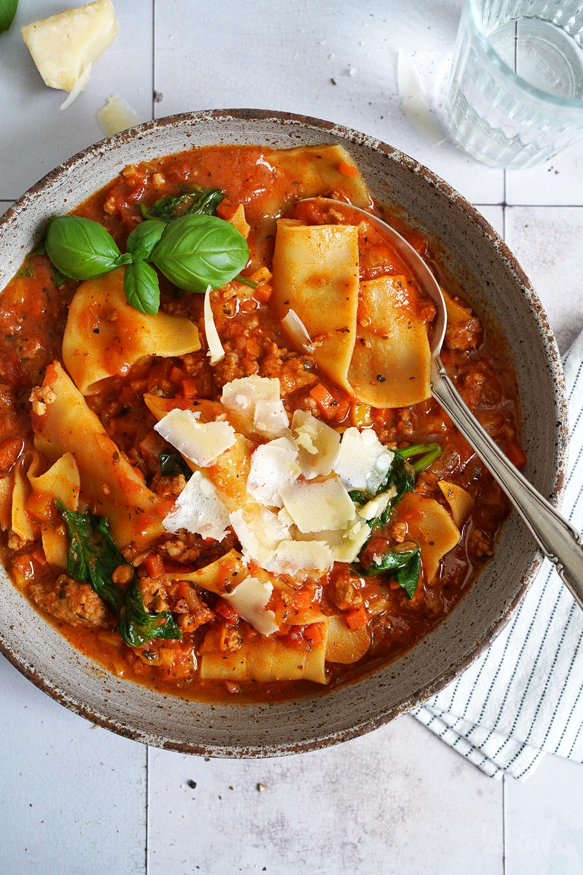 Lasagne Suppe mit Bratwürsten & Spinat | Bake to the roots