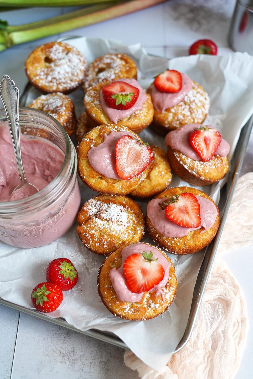 Popovers mit Rhabarber Curd &amp; Erdbeeren | Bake to the roots