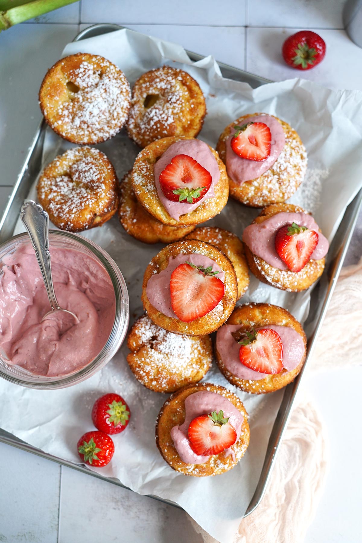 Popovers mit Rhabarber Curd & Erdbeeren | Bake to the roots