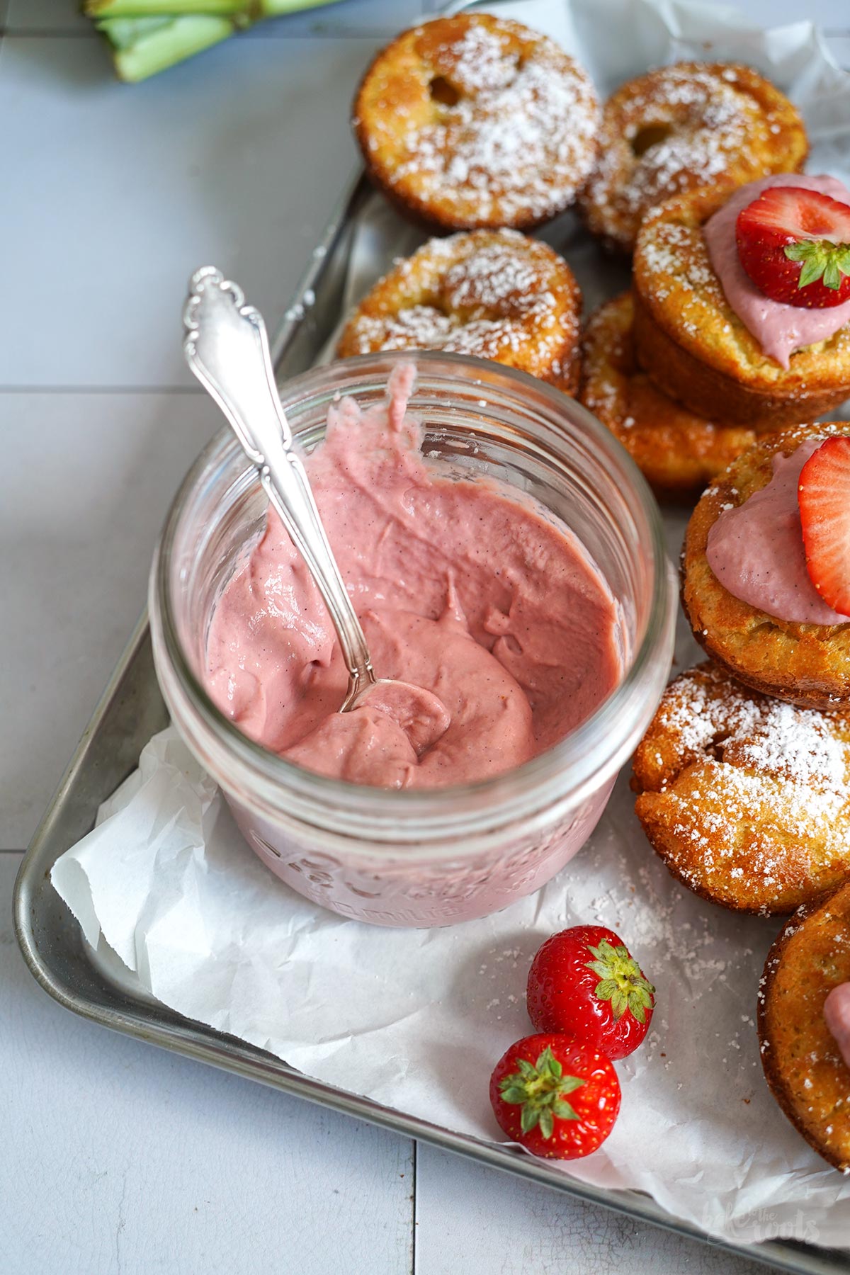 Popovers mit Rhabarber Curd & Erdbeeren | Bake to the roots