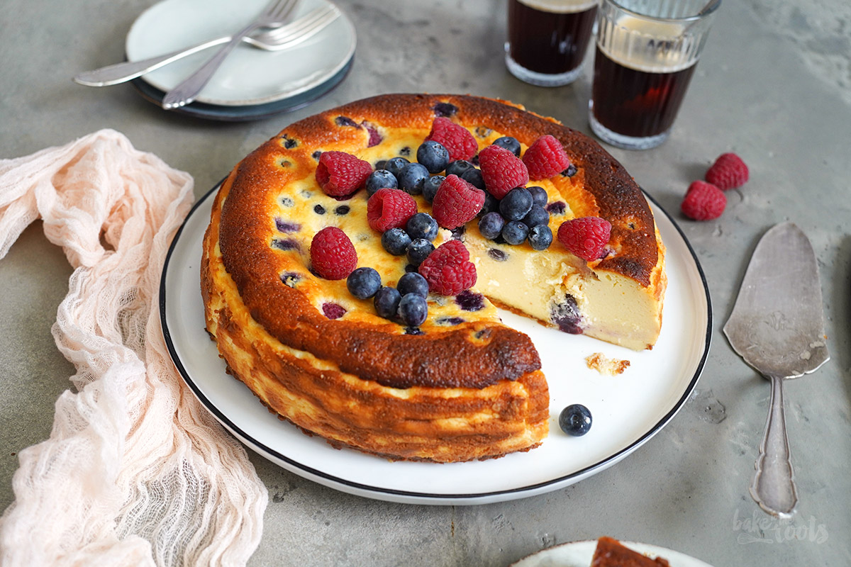Baskischer Käsekuchen mit Blaubeeren &amp; Himbeeren | BTTR