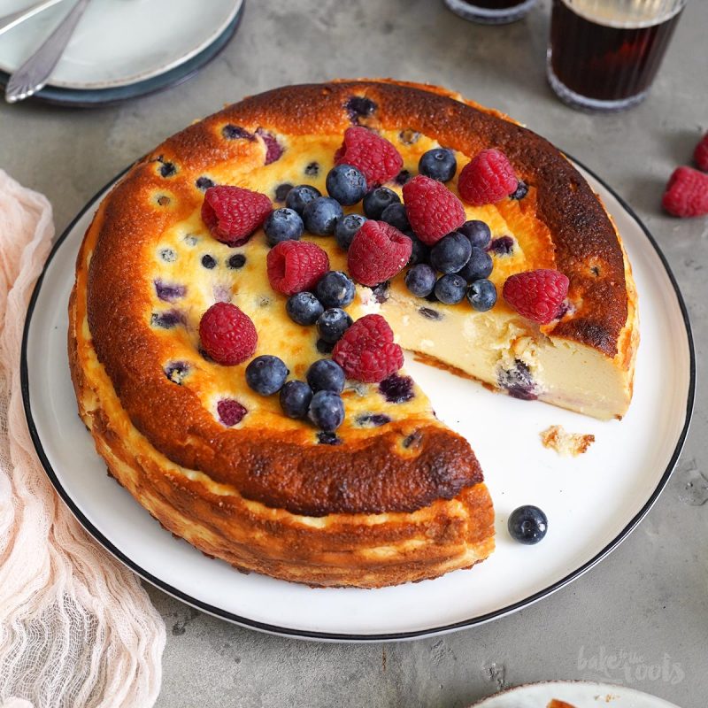 Baskischer Käsekuchen mit Blaubeeren &amp; Himbeeren | BTTR