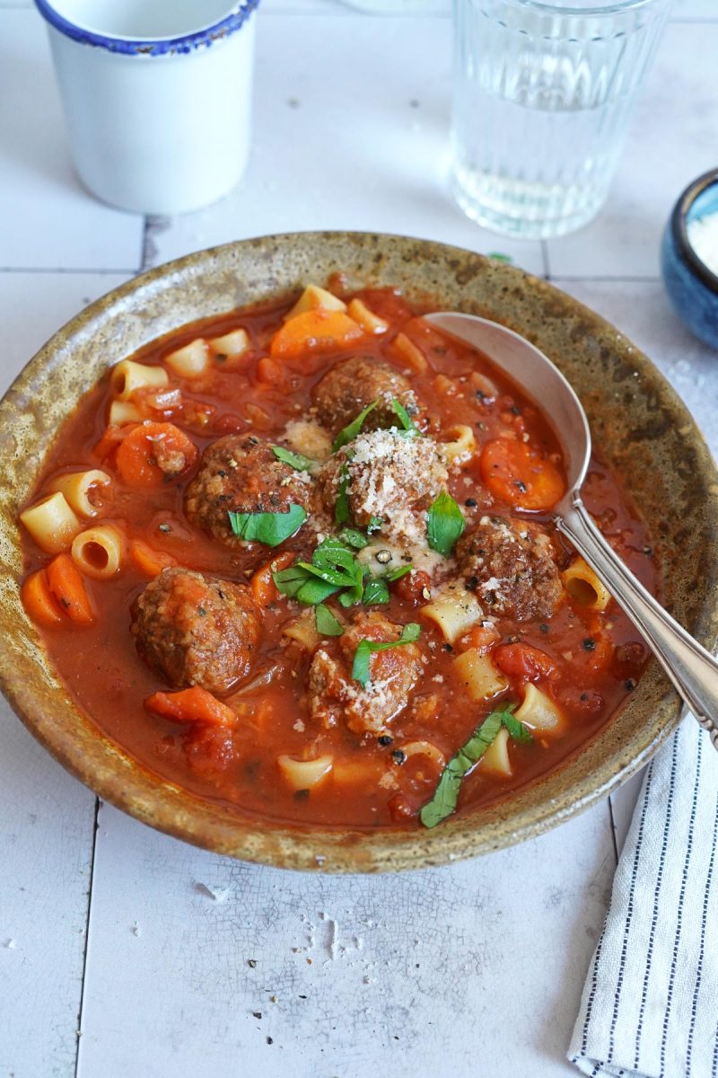 Pasta & Meatballs Tomatensuppe | Bake to the roots