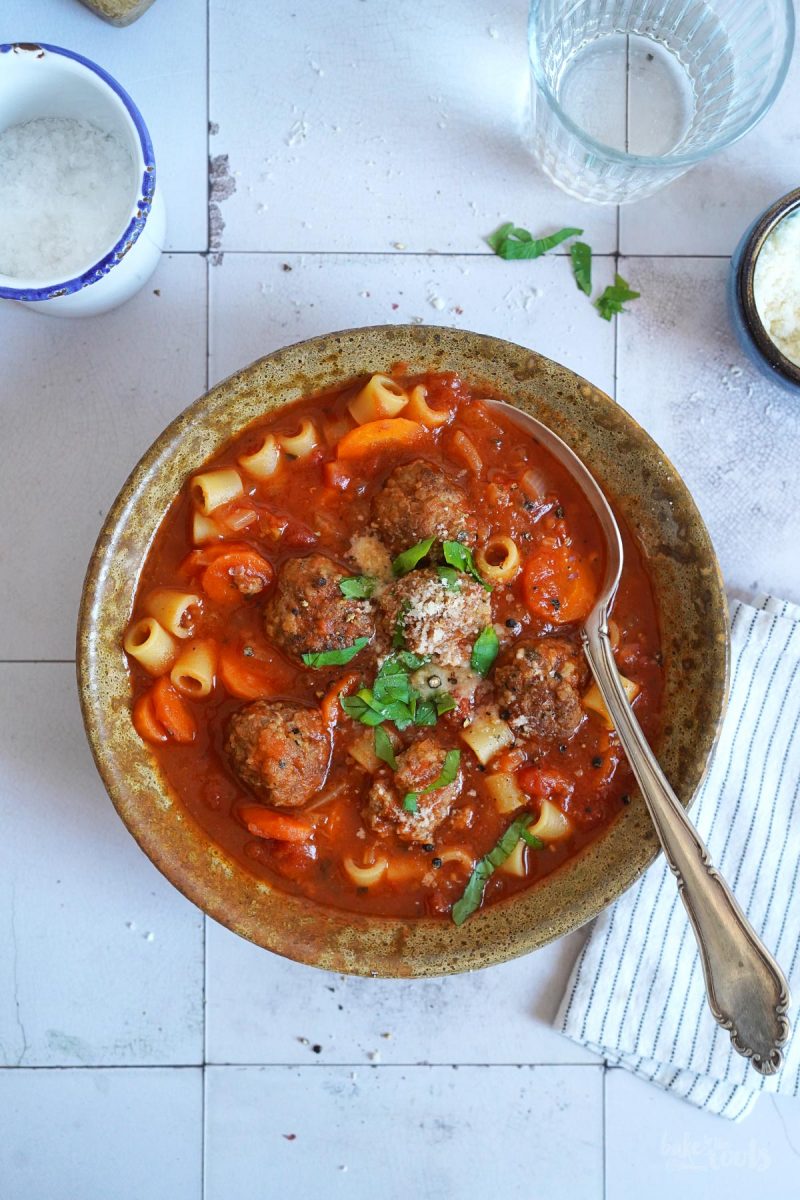 Pasta & Meatballs Tomatensuppe | Bake to the roots
