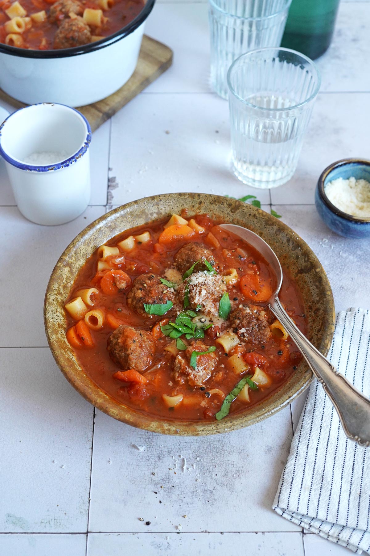 Pasta & Meatballs Tomatensuppe | Bake to the roots