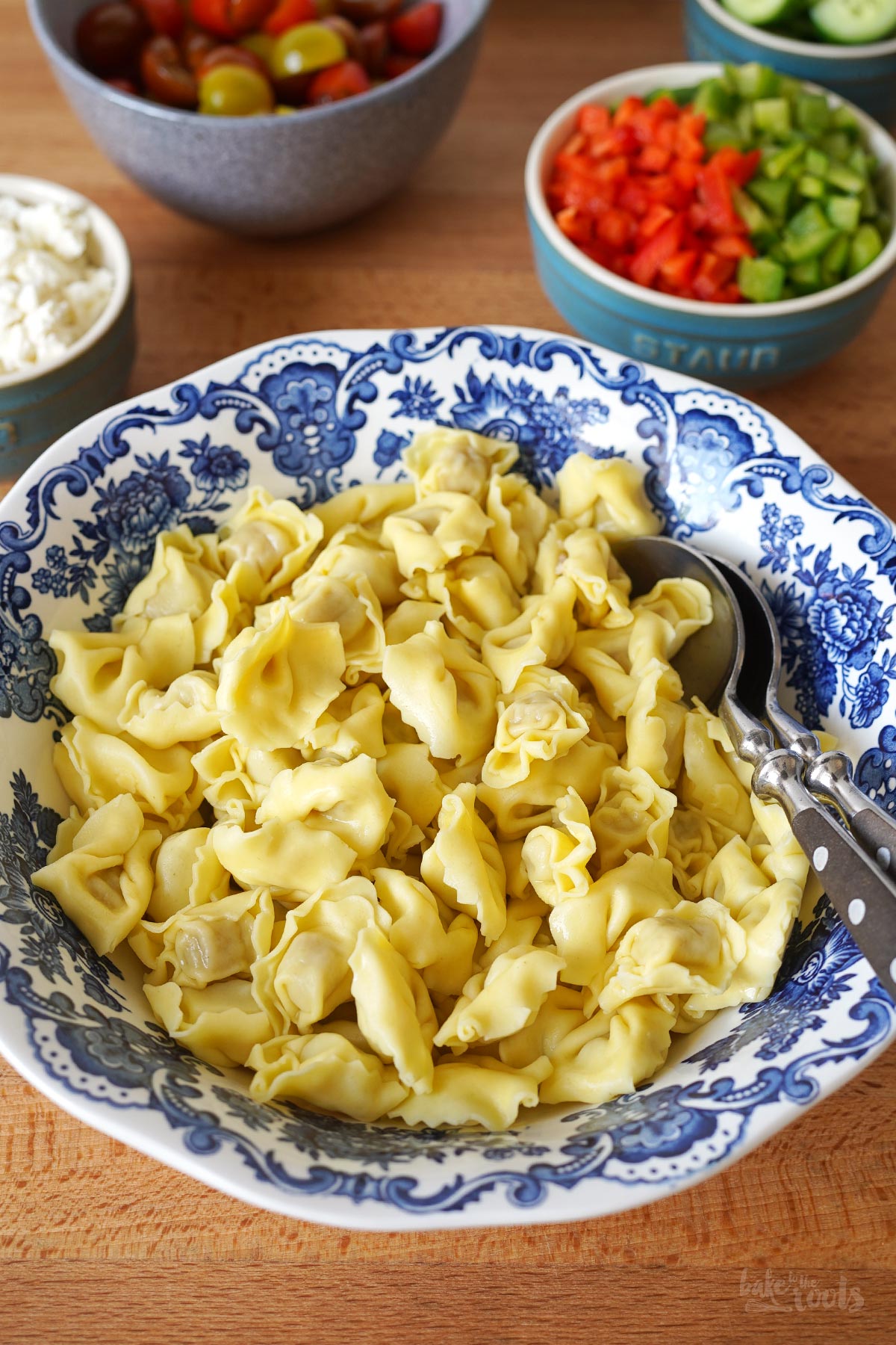 Mediterraner Tortellini Pasta Salat | Bake to the roots