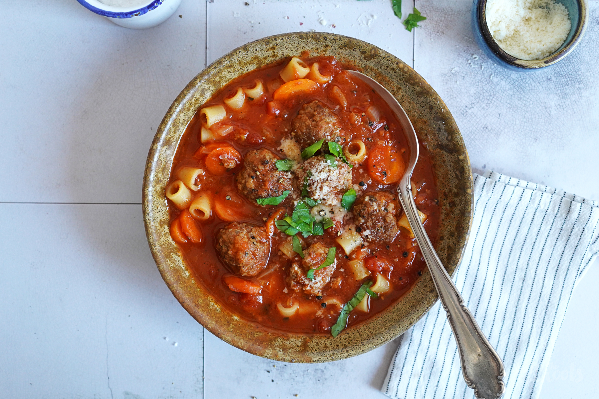 Pasta & Meatballs Tomatensuppe | Bake to the roots