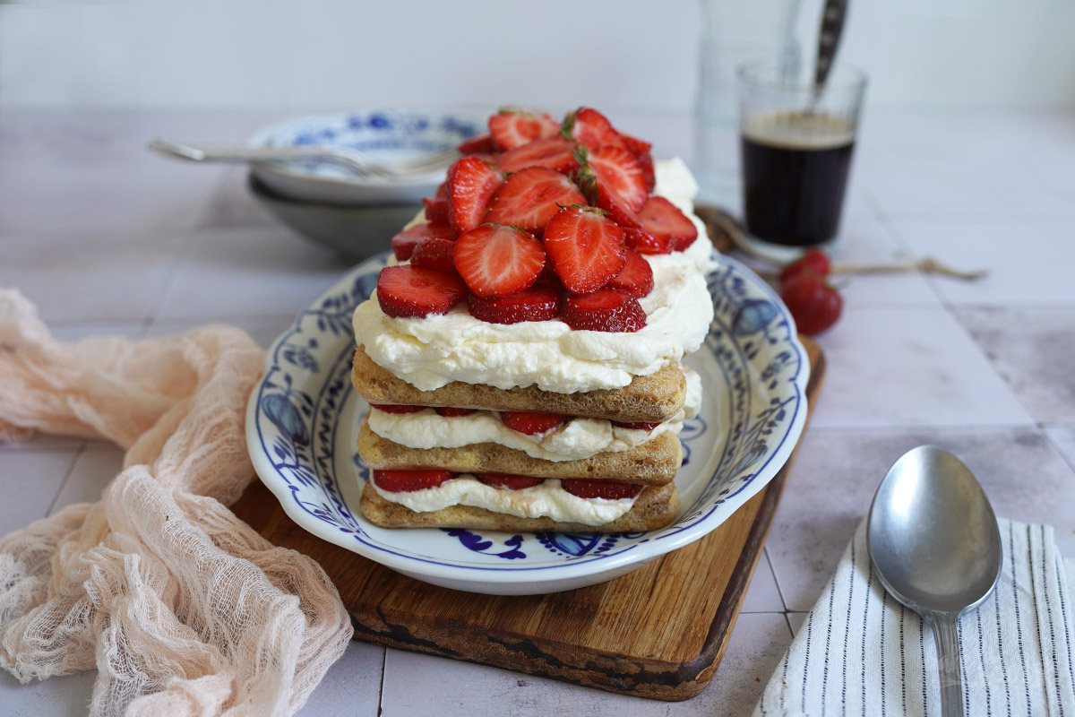 Einfaches Erdbeeren Tiramisu | Bake to the roots