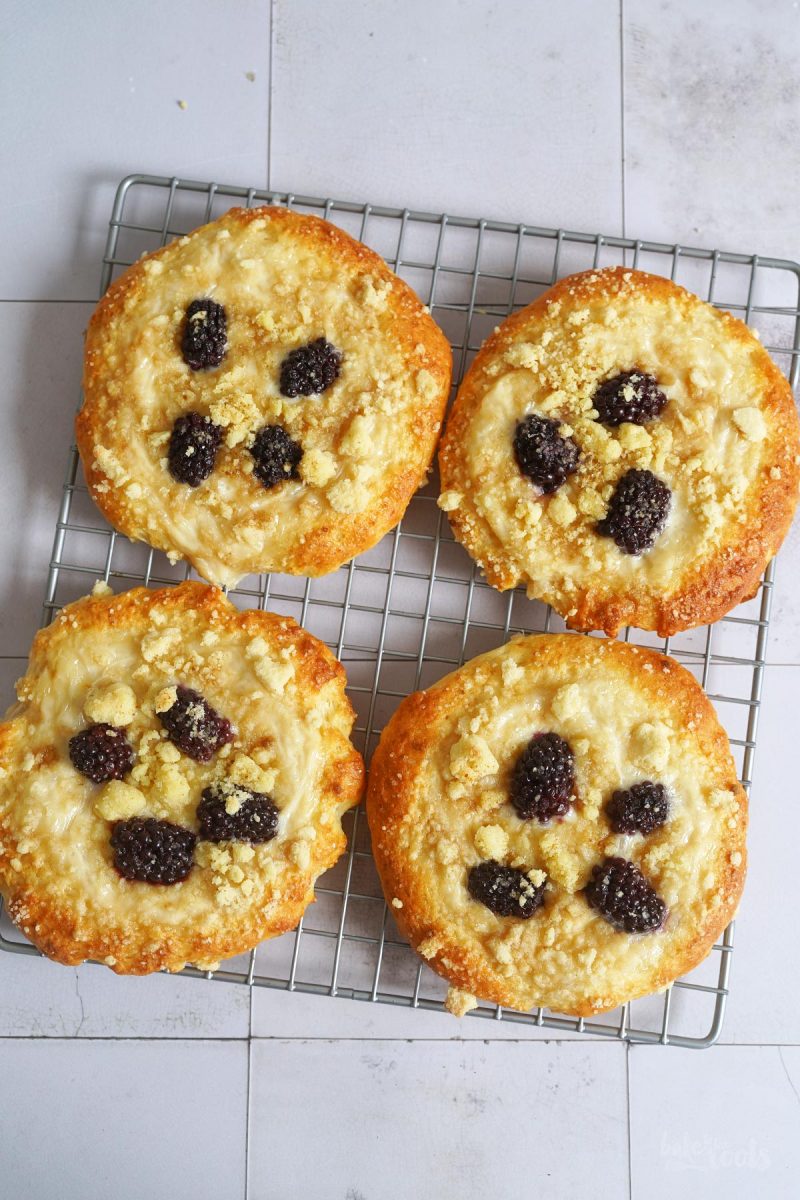 Milchreis Streuseltaler mit Brombeeren | Bake to the roots