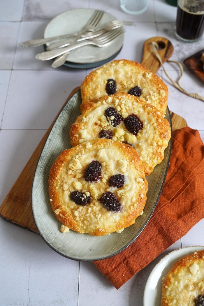 Milchreis Streuseltaler mit Brombeeren | Bake to the roots