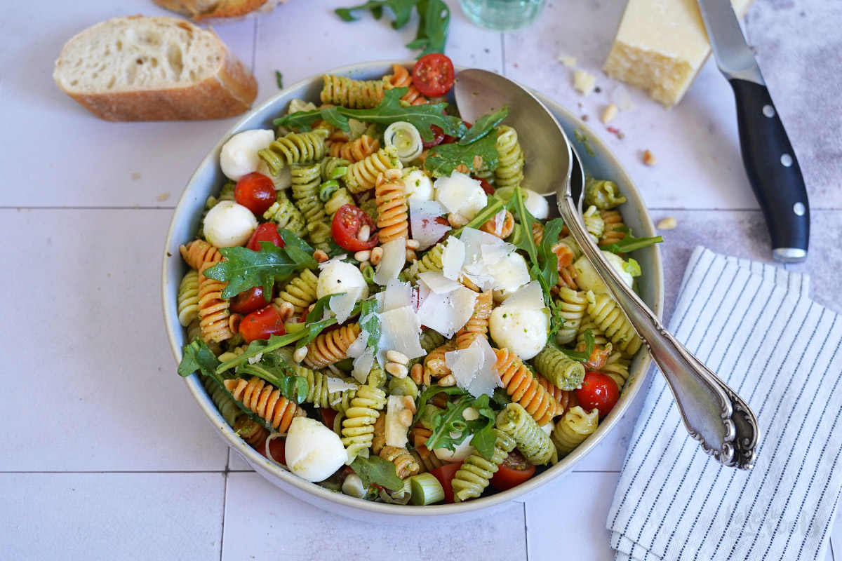 Italienischer Nudelsalat mit Rucola Pesto | Bake to the roots