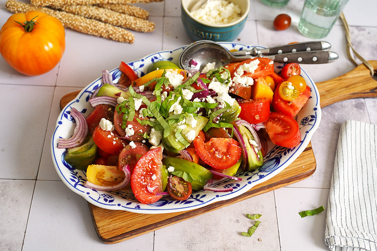 Bunter Tomatensalat (mit Feta) | Bake to the roots