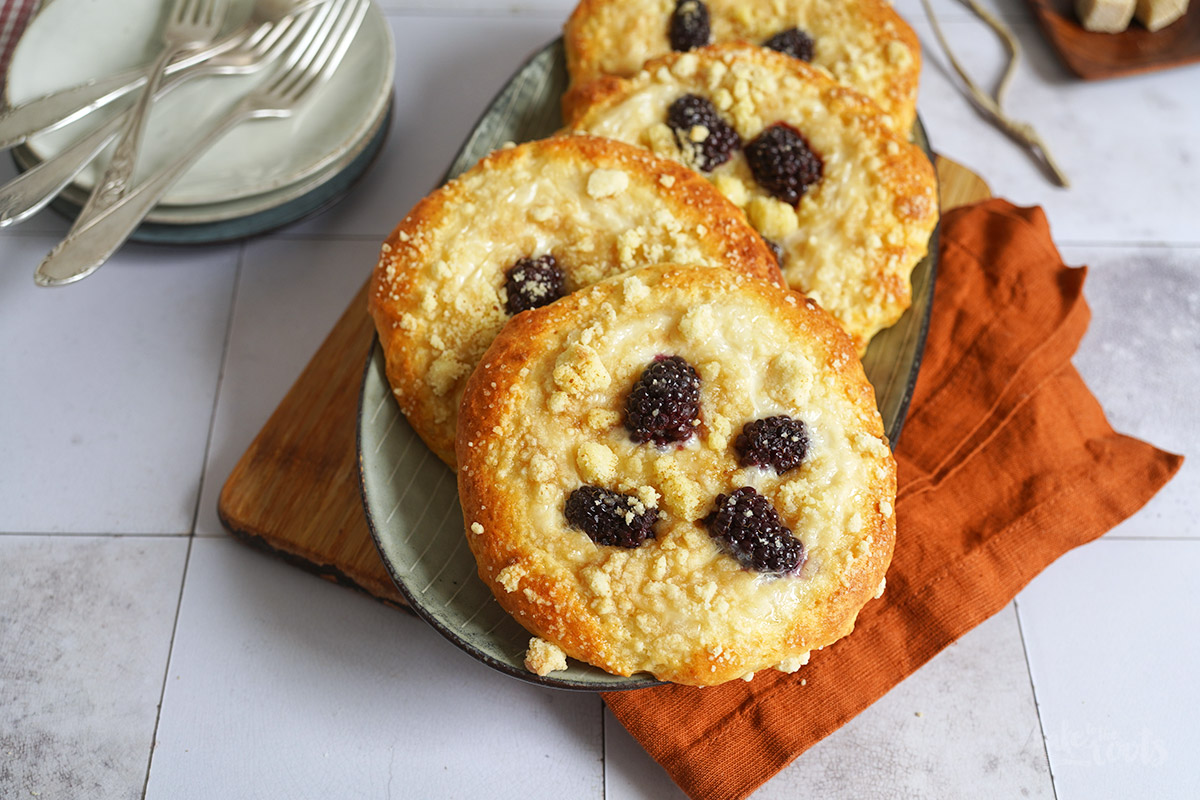 Milchreis Streuseltaler mit Brombeeren | Bake to the roots