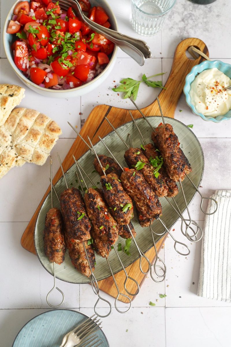 Gegrillte Köfte Spieße mit Tomatensalat | Bake to the roots