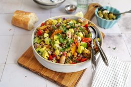Sommersalat mit geröstetem Quinoa & Kichererbsen | Bake to the roots