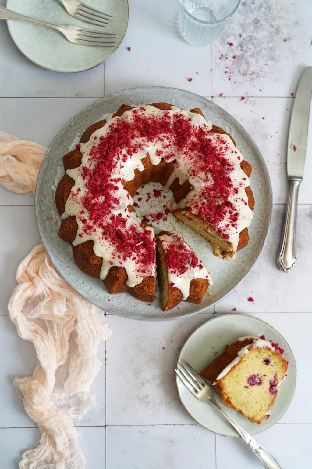 Einfacher Vanille Gugelhupf mit Himbeeren | BTTR