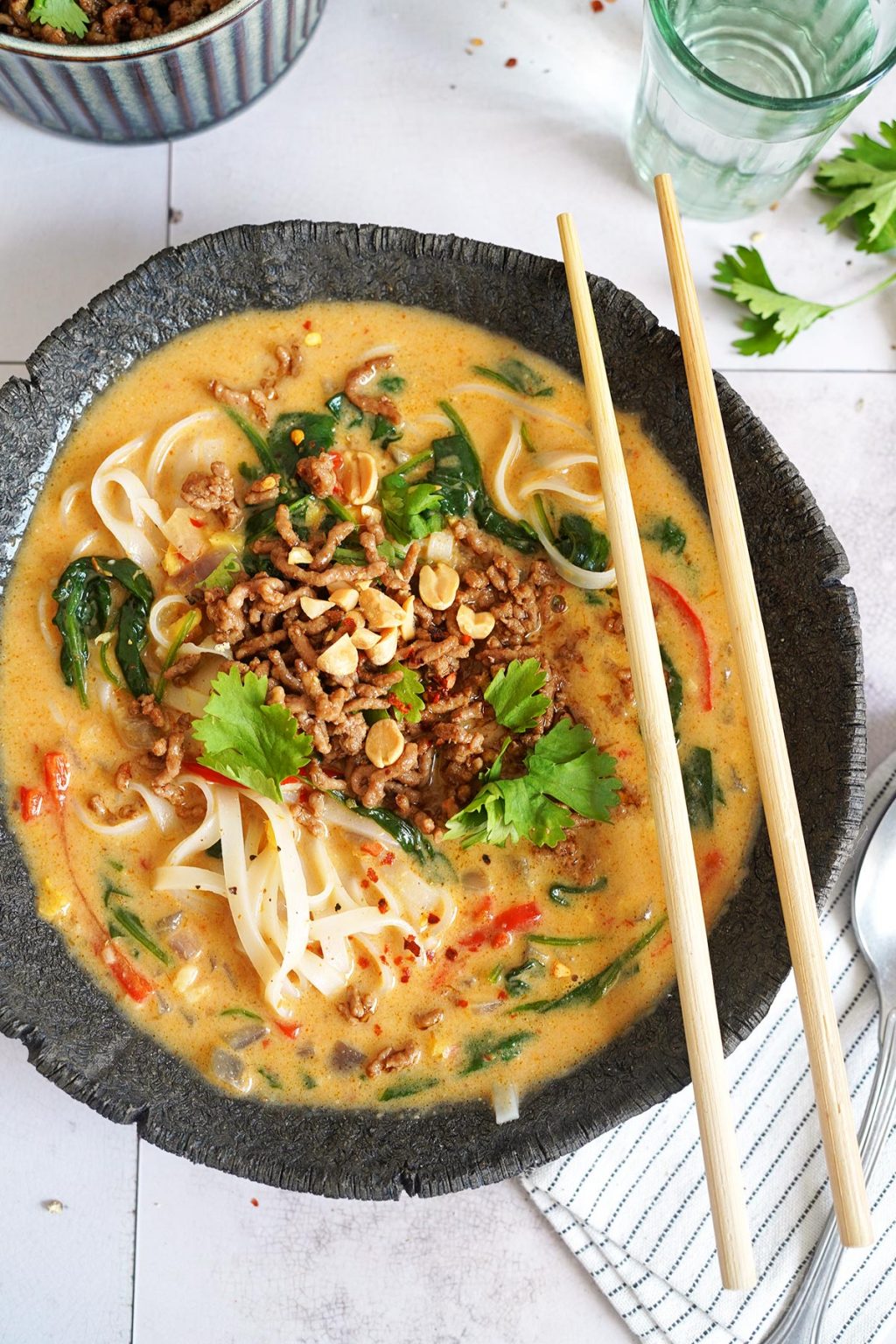 Rote Curry Kokos Suppe mit Reisnudeln &amp; Crispy Pork | BTTR