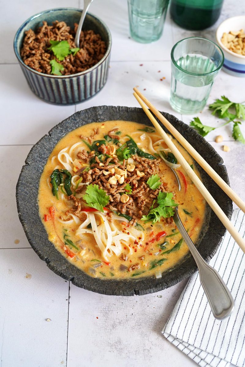 Rote Curry Kokos Suppe mit Reisnudeln &amp; Crispy Pork | BTTR