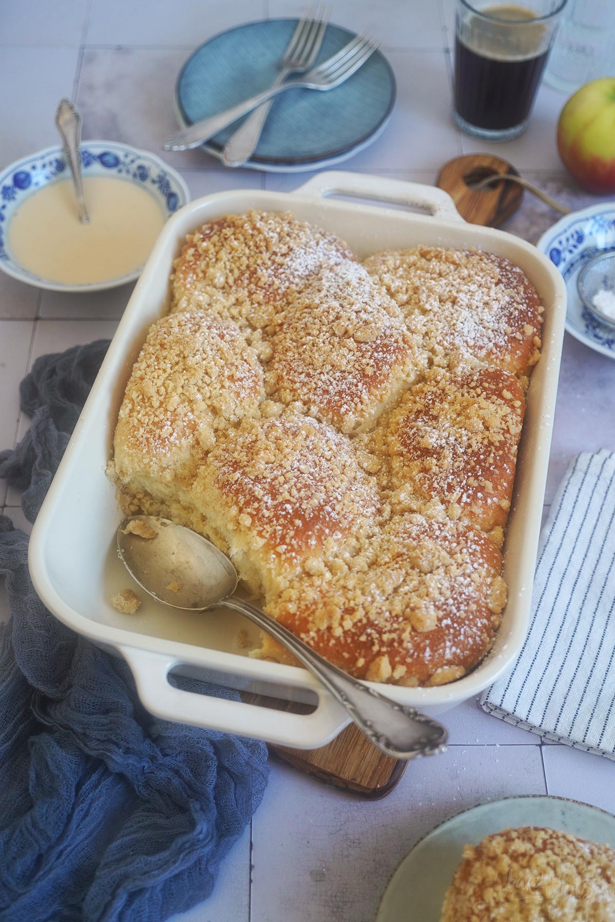 Apple Pie Buchteln mit Streuseln | Bake to the roots
