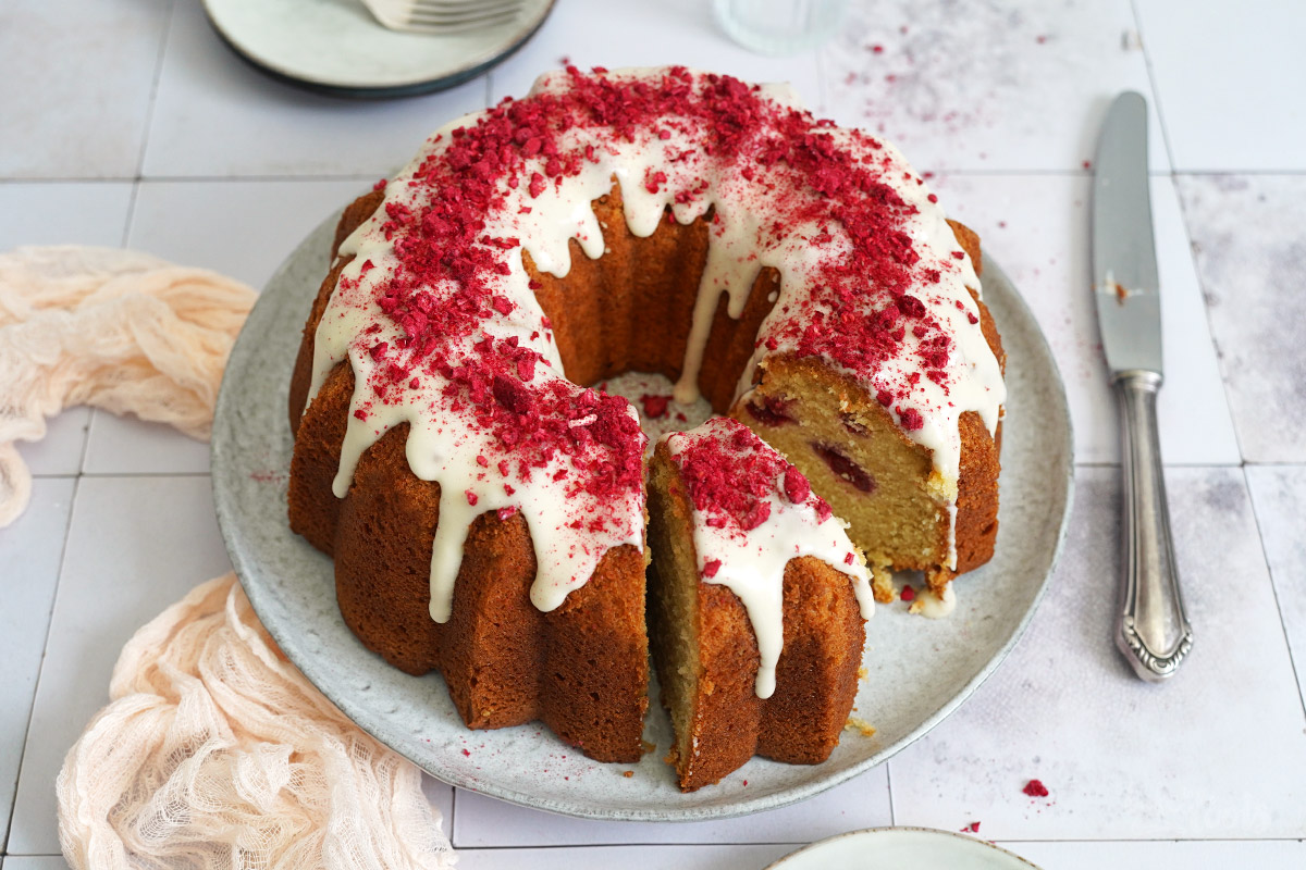 Einfacher Vanille Gugelhupf mit Himbeeren | Bake to the roots