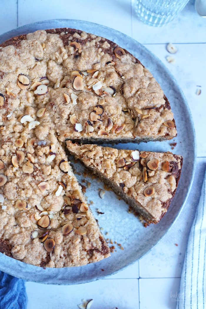 Einfacher Haselnuss &amp; Mandel Streuselkuchen | BTTR