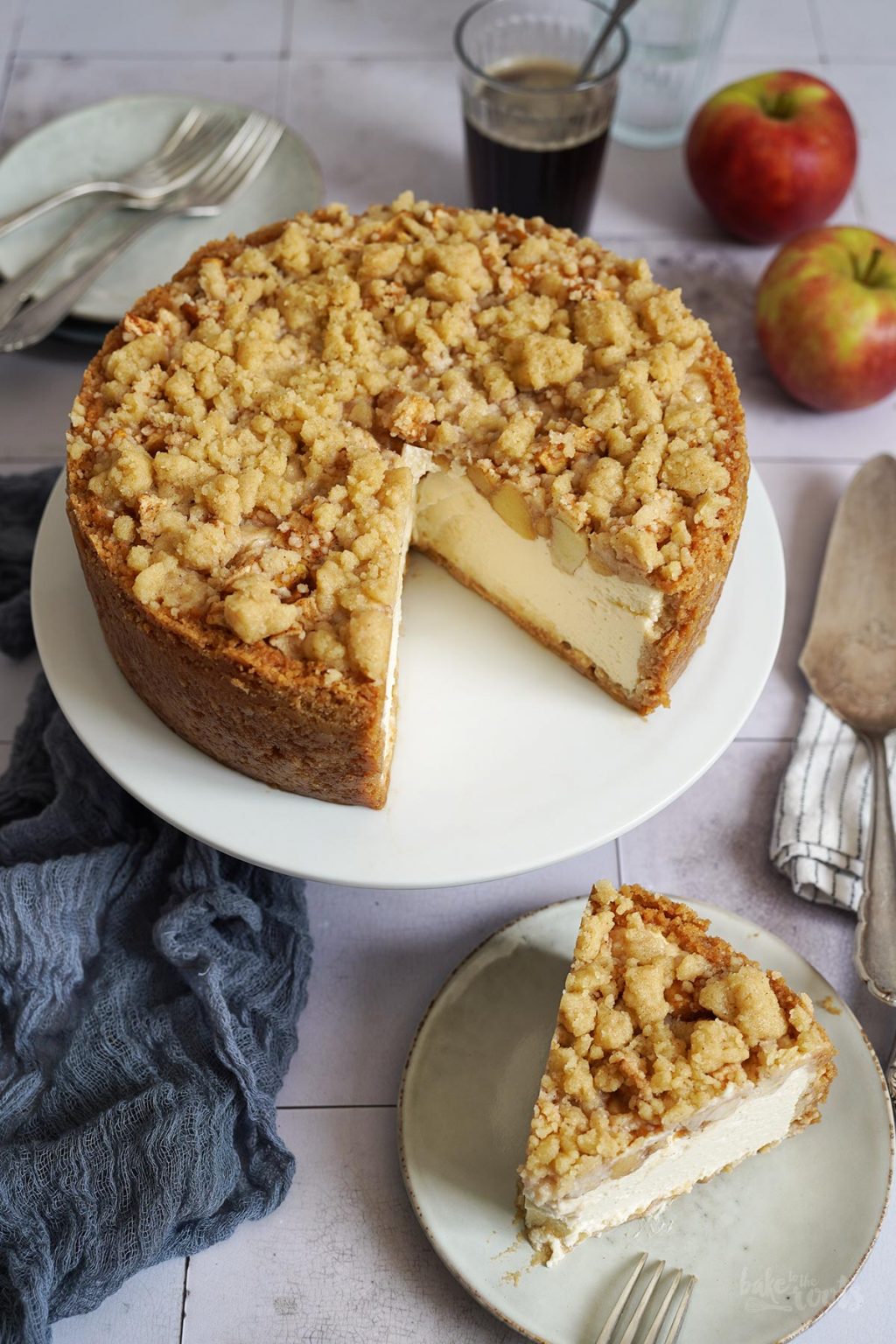 Apple Cheesecake mit Streuseln | Bake to the roots