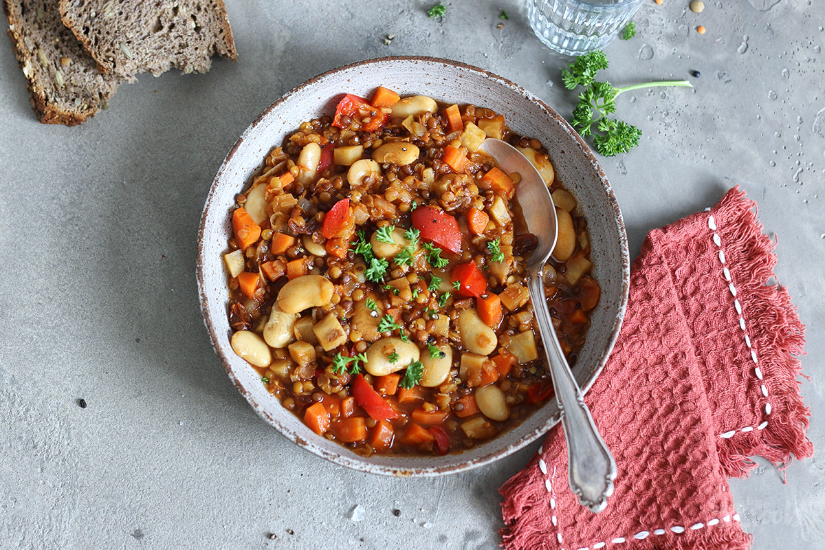 Veganer Linsen & Bohnen Eintopf | Bake to the roots