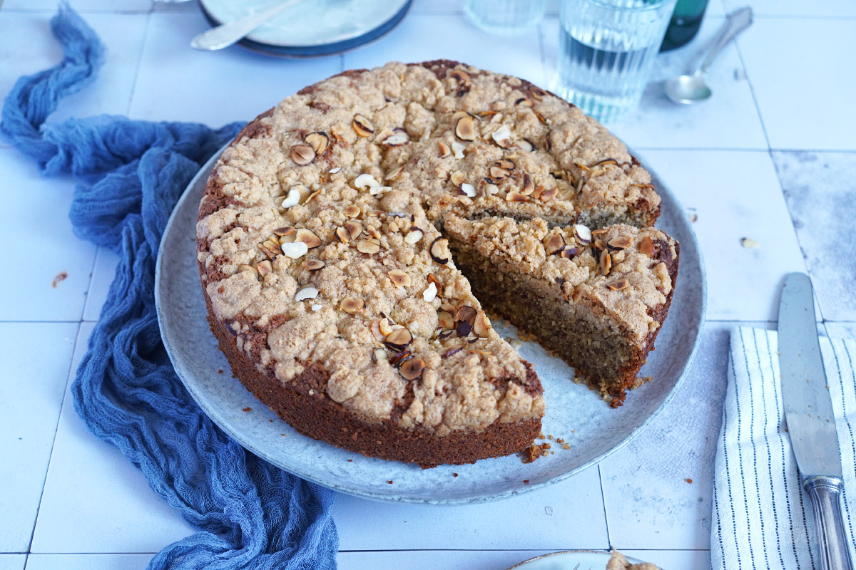 Einfacher Haselnuss Streuselkuchen | Bake to the roots