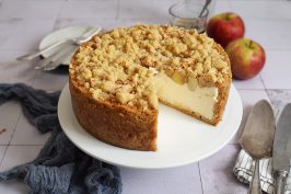 Apple Cheesecake mit Streuseln | Bake to the roots