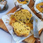 Einfache Muffins mit Kürbis, Schokolade & Pekannüssen | Bake to the roots