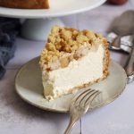Apple Cheesecake mit Streuseln | Bake to the roots