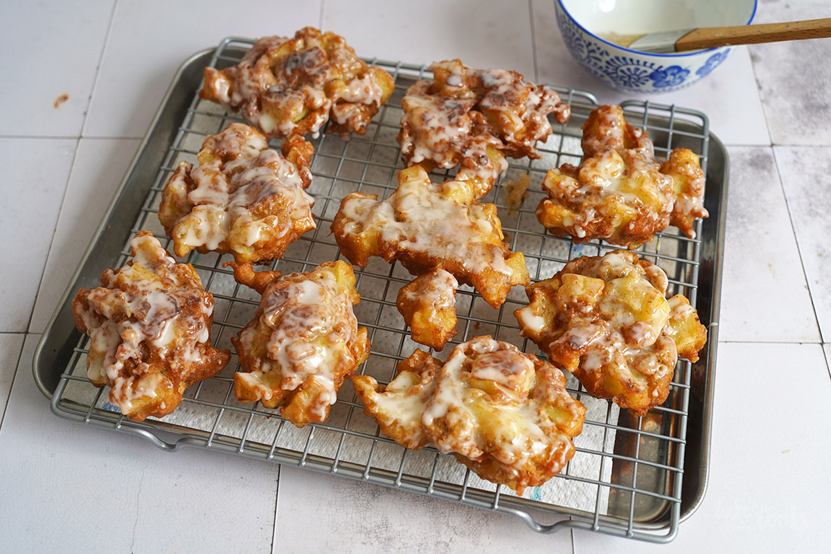 Vegane Apple Fritters (Apfelküchlein) | Bake to the roots