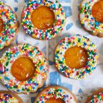 Funfetti Spitzbuben mit Orangenmarmelade | Bake to the roots