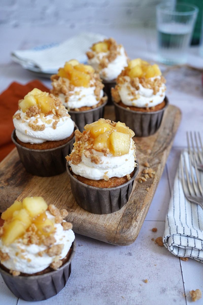 Bratapfel Streusel Cupcakes | Bake to the roots