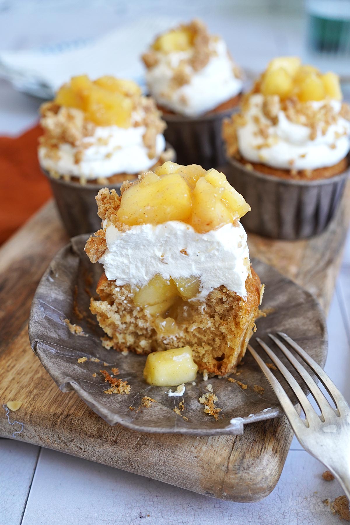 Apple Crumble Cupcakes | Bake to the roots