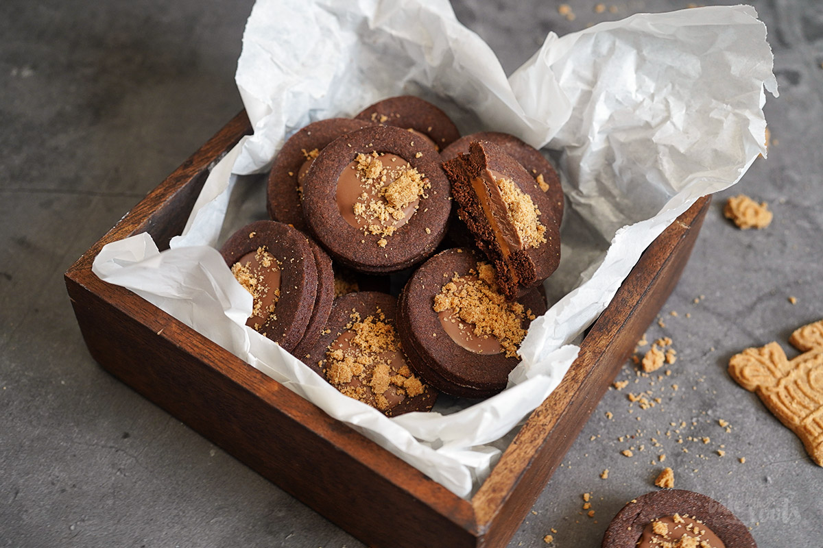 Schoko-Spitzbuben mit Biscoff & Spekulatius | Bake to the roots