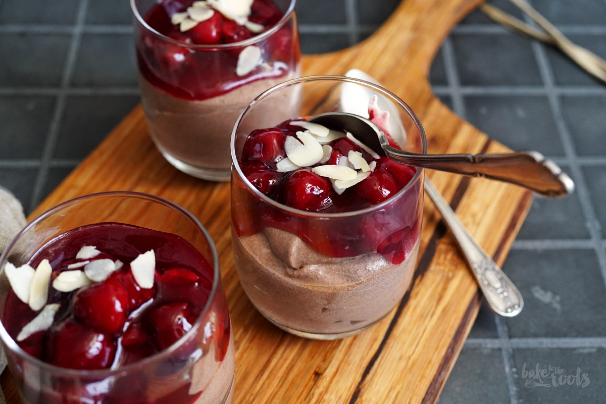 Vegane Schokoladenmousse mit Kirschkompott | Bake to the roots