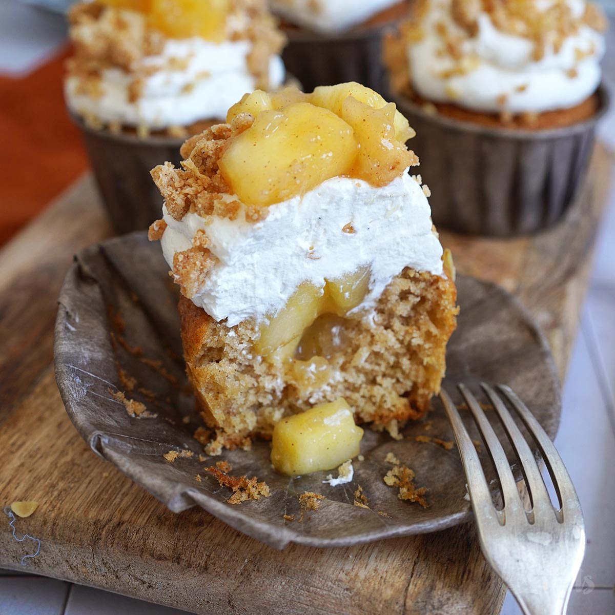 Apple Crumble Cupcakes | Bake to the roots