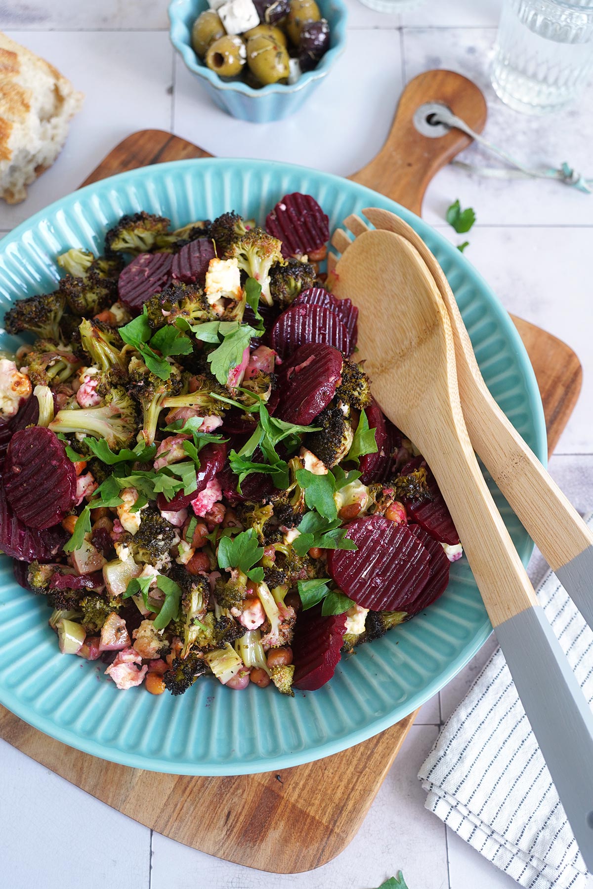 Salat mit geröstetem Brokkoli, Kichererbsen & Feta | Bake to the roots