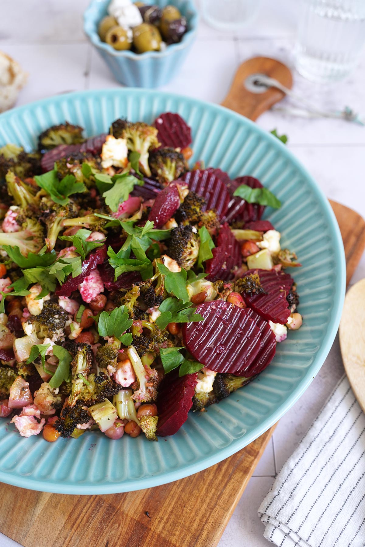 Salat mit geröstetem Brokkoli, Kichererbsen & Feta | Bake to the roots