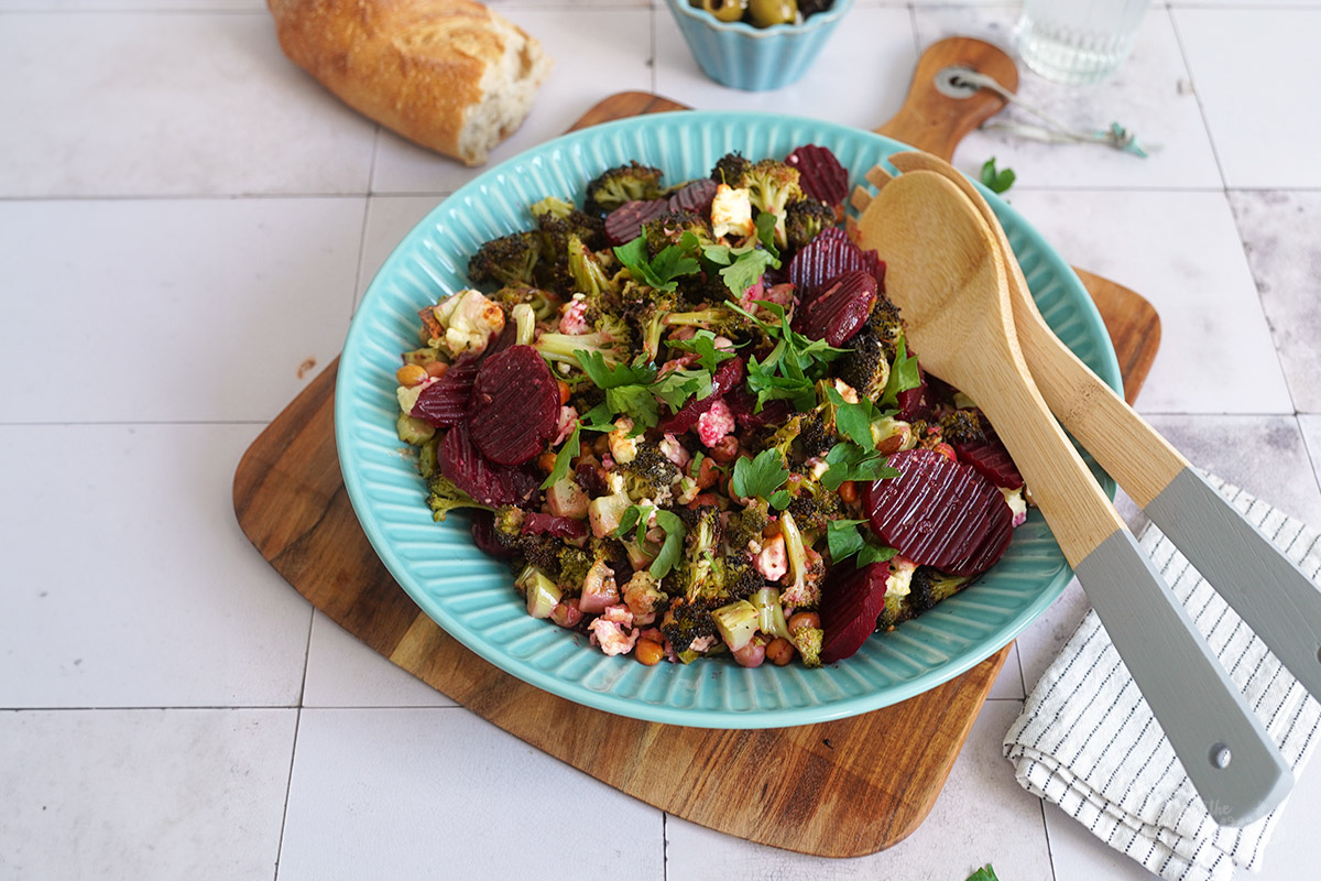 Salat mit geröstetem Brokkoli, Kichererbsen & Feta | Bake to the roots
