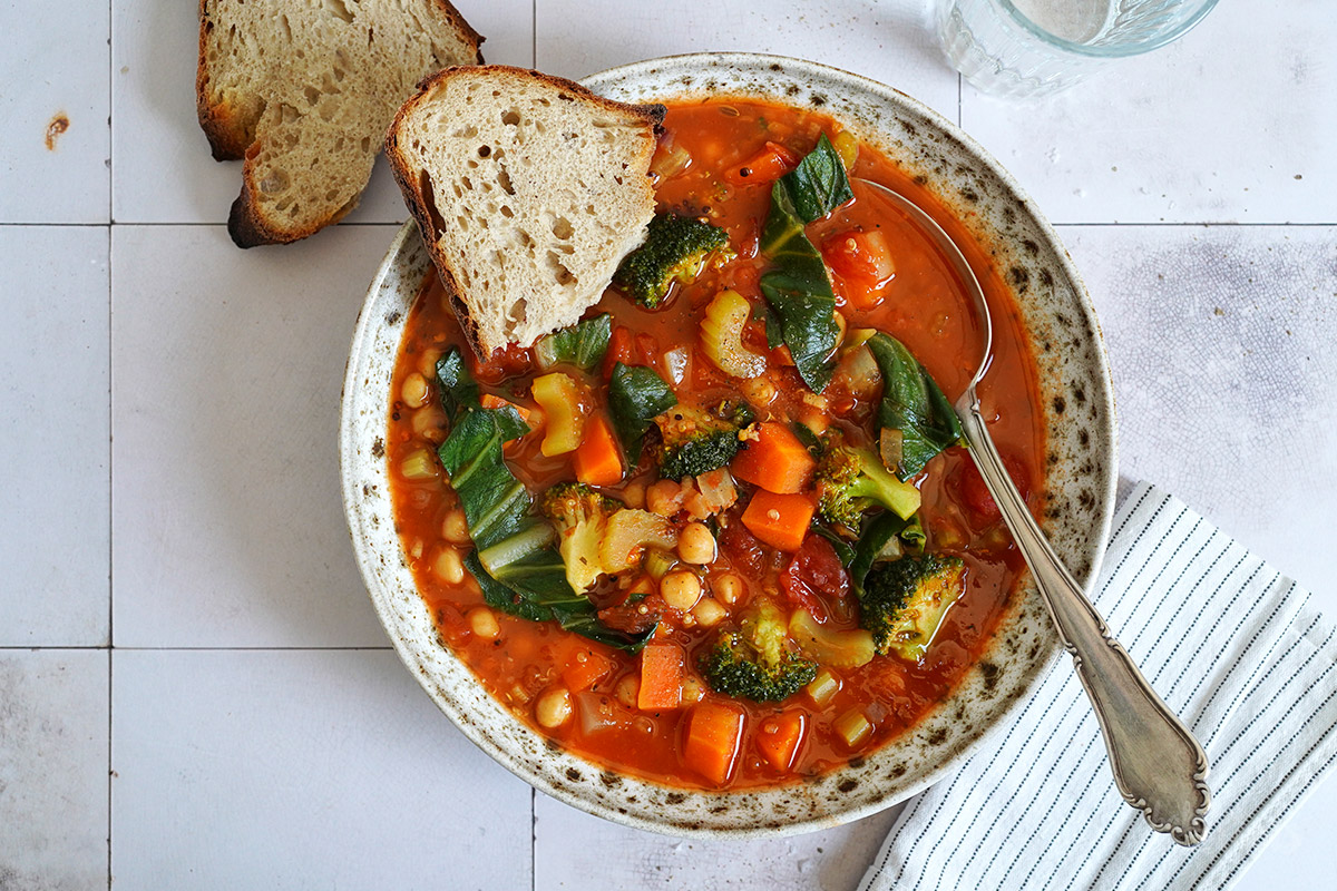 Minestrone mit Mangold (vegan) | Bake to the roots