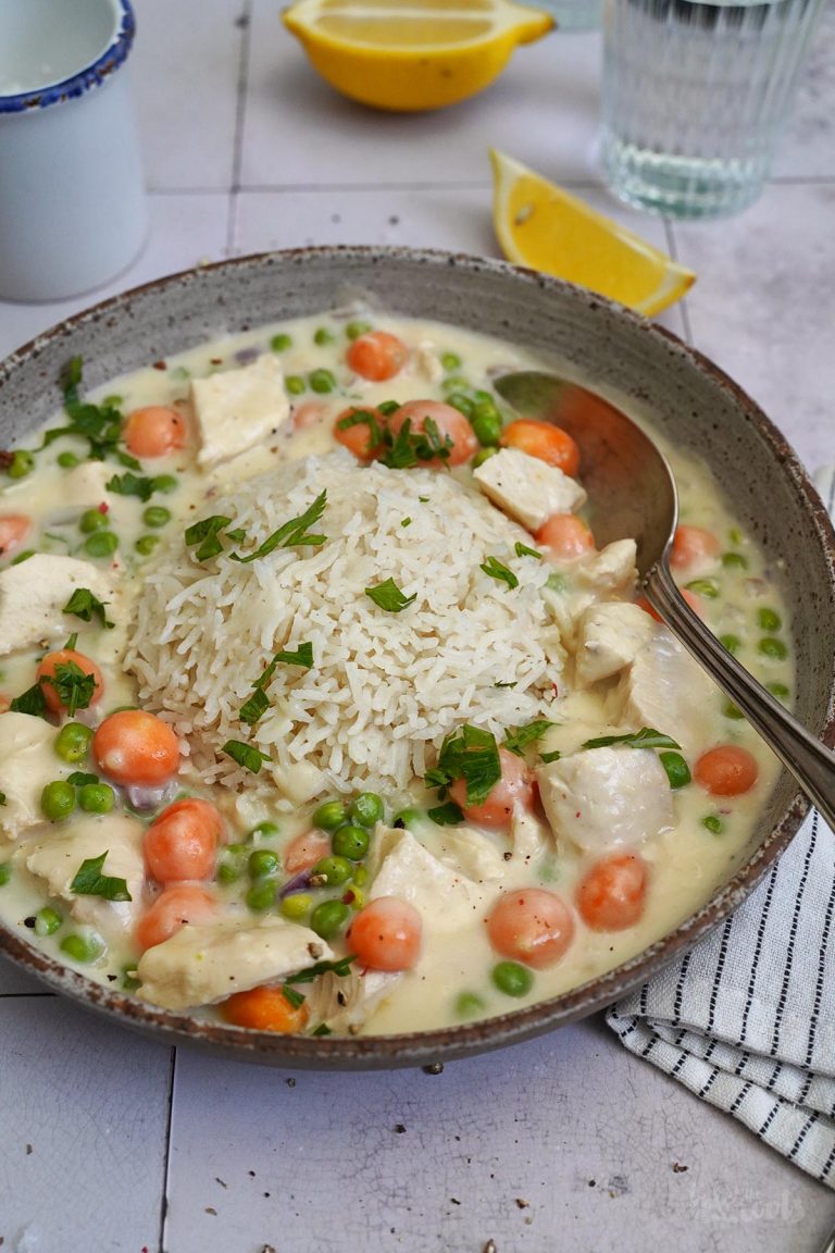 Einfaches Hühnerfrikassee mit Reis | Bake to the roots