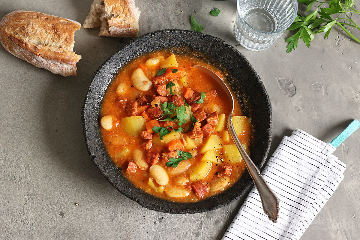Suppe mit weißen Bohnen, Kartoffeln & Chorizo | Bake to the roots