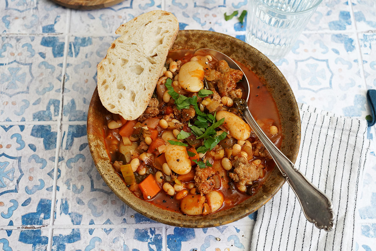 Einfacher Eintopf mit Bohnen & Bratwurst | Bake to the roots