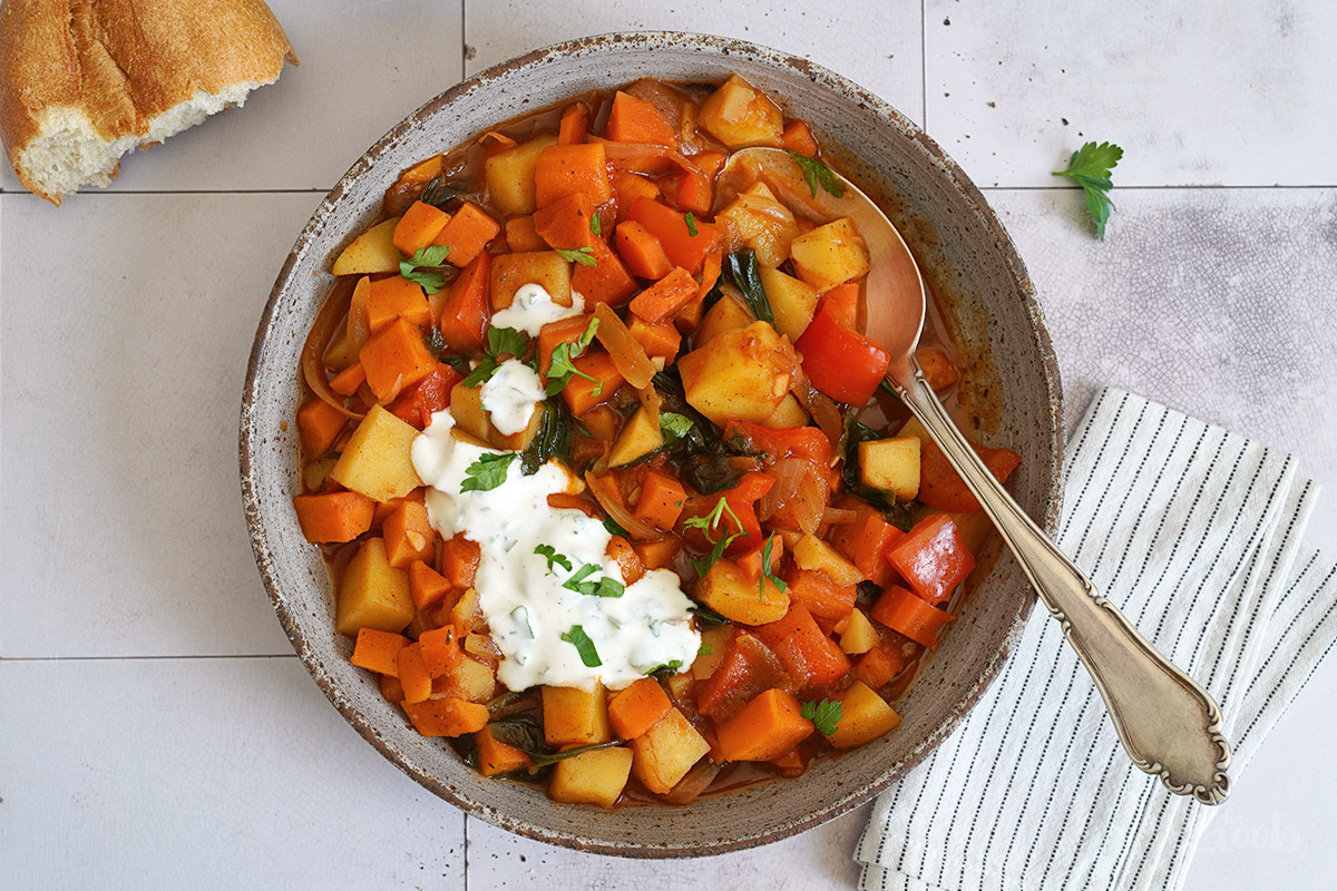 Kartoffel Eintopf mit Karotten & Paprika | Bake to the roots