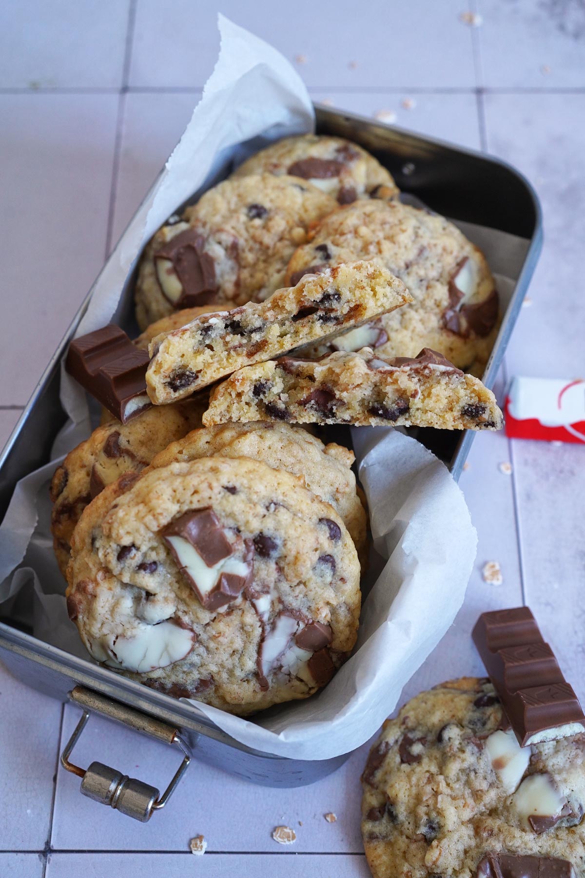 Kinder Schokolade Haferflocken Cookies | Bake to the roots