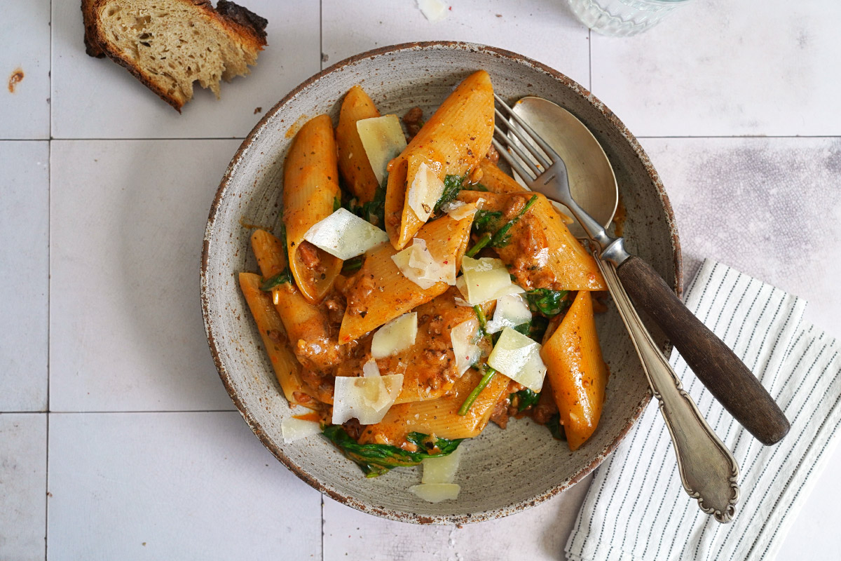 One-Pot Pasta mit Hackfleisch, Pesto & Spinat | Bake to the roots