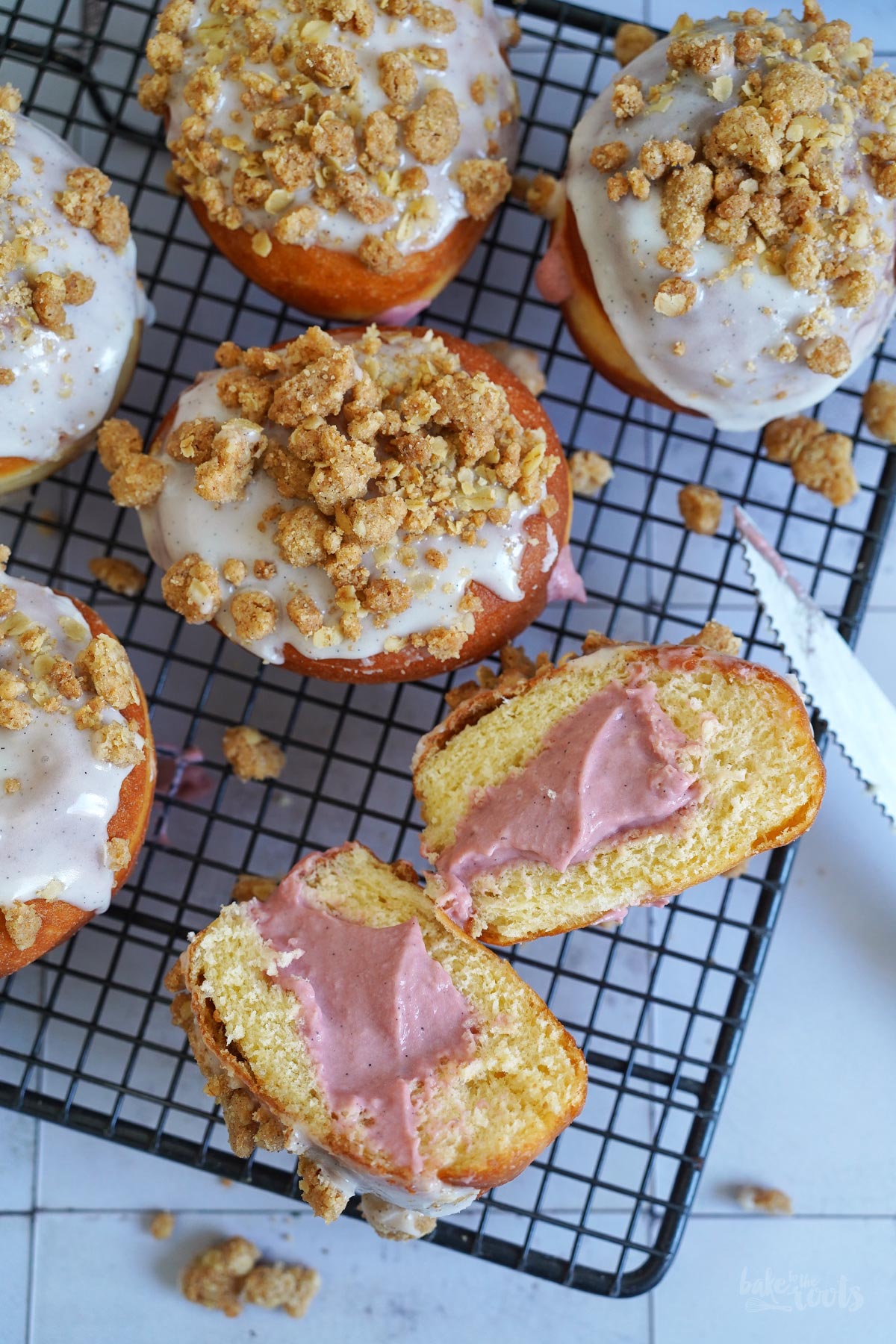 Rhabarber Streusel Donuts | Bake to the roots